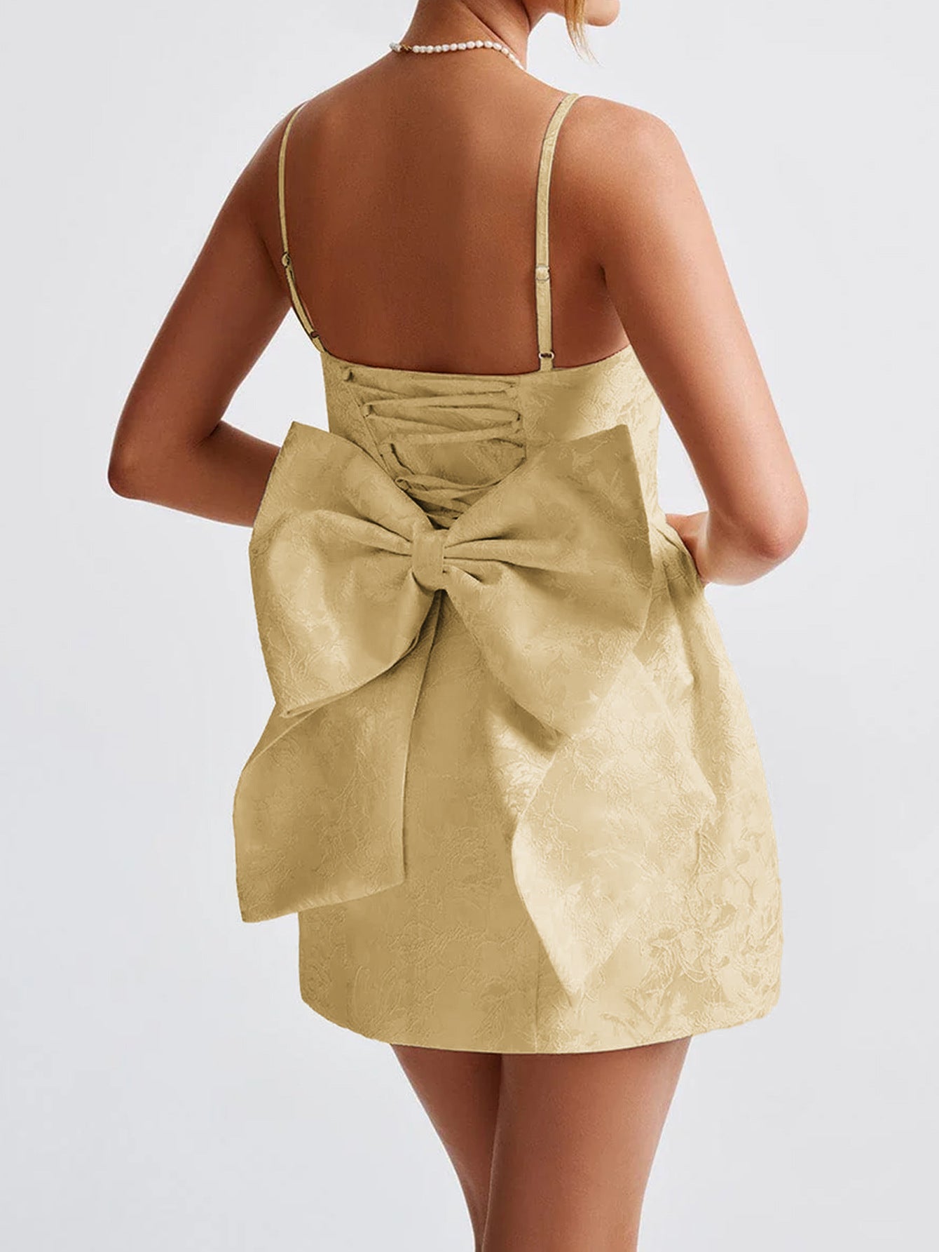 Robe Invitée Mariage OR Florale à Bretelles Fines Avec Nœud Décoratif