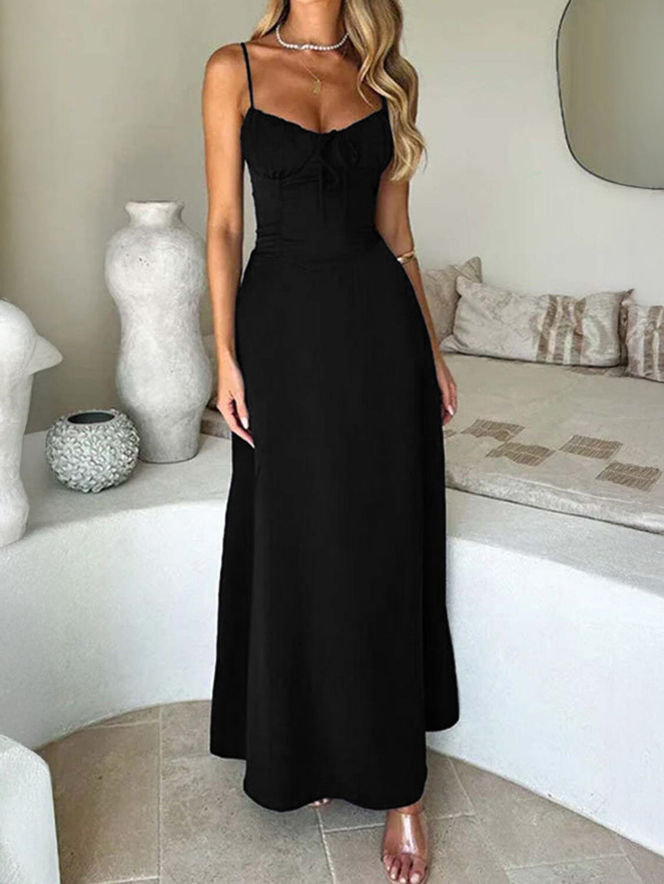 Robe Invitée Mariage Noir Élégante à Bretelles Fines Sans Manches