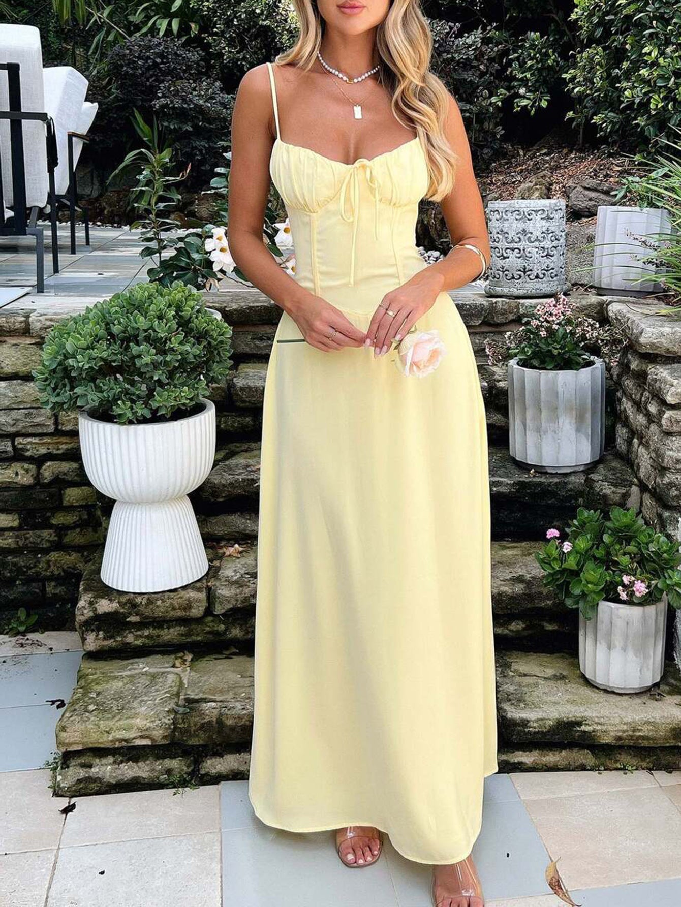 Robe Invitée Mariage JONQUILLE Élégante à Bretelles Fines Sans Manches