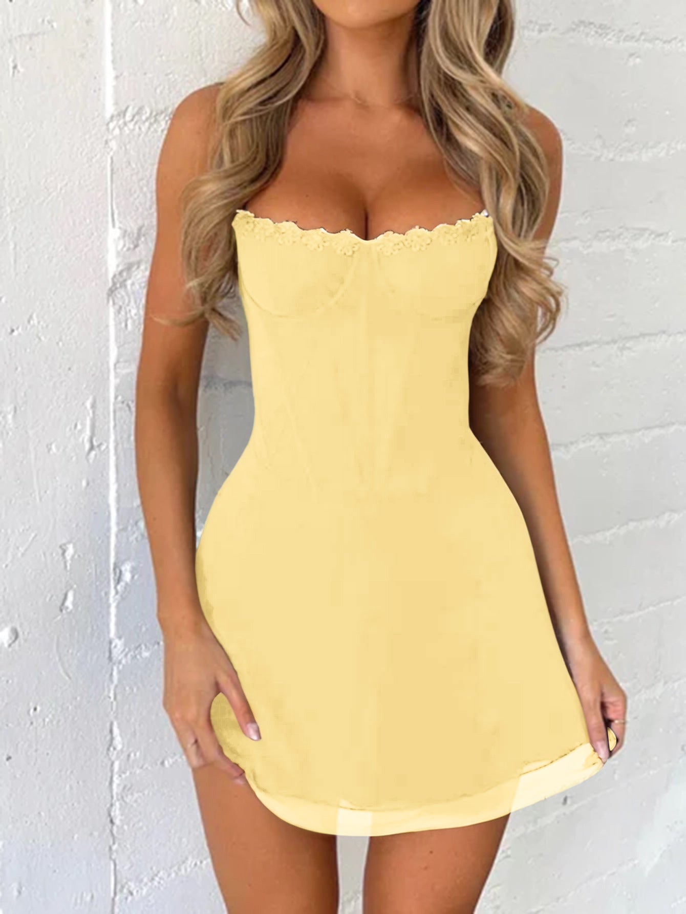 Robe Invitée Mariage Jaune en Dentelle Bretelles Fines Coupe Fourreau