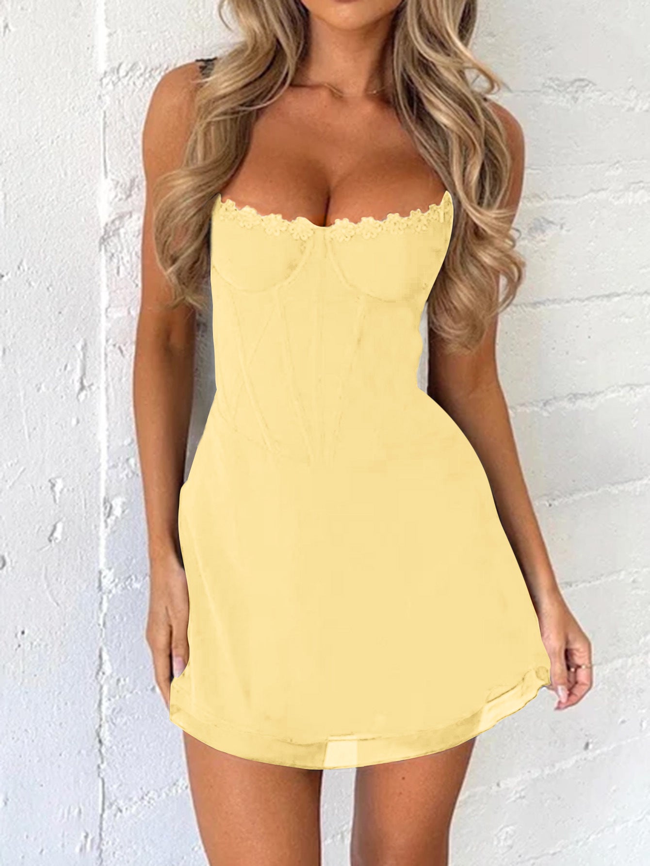 Robe Invitée Mariage Jaune en Dentelle Bretelles Fines Coupe Fourreau