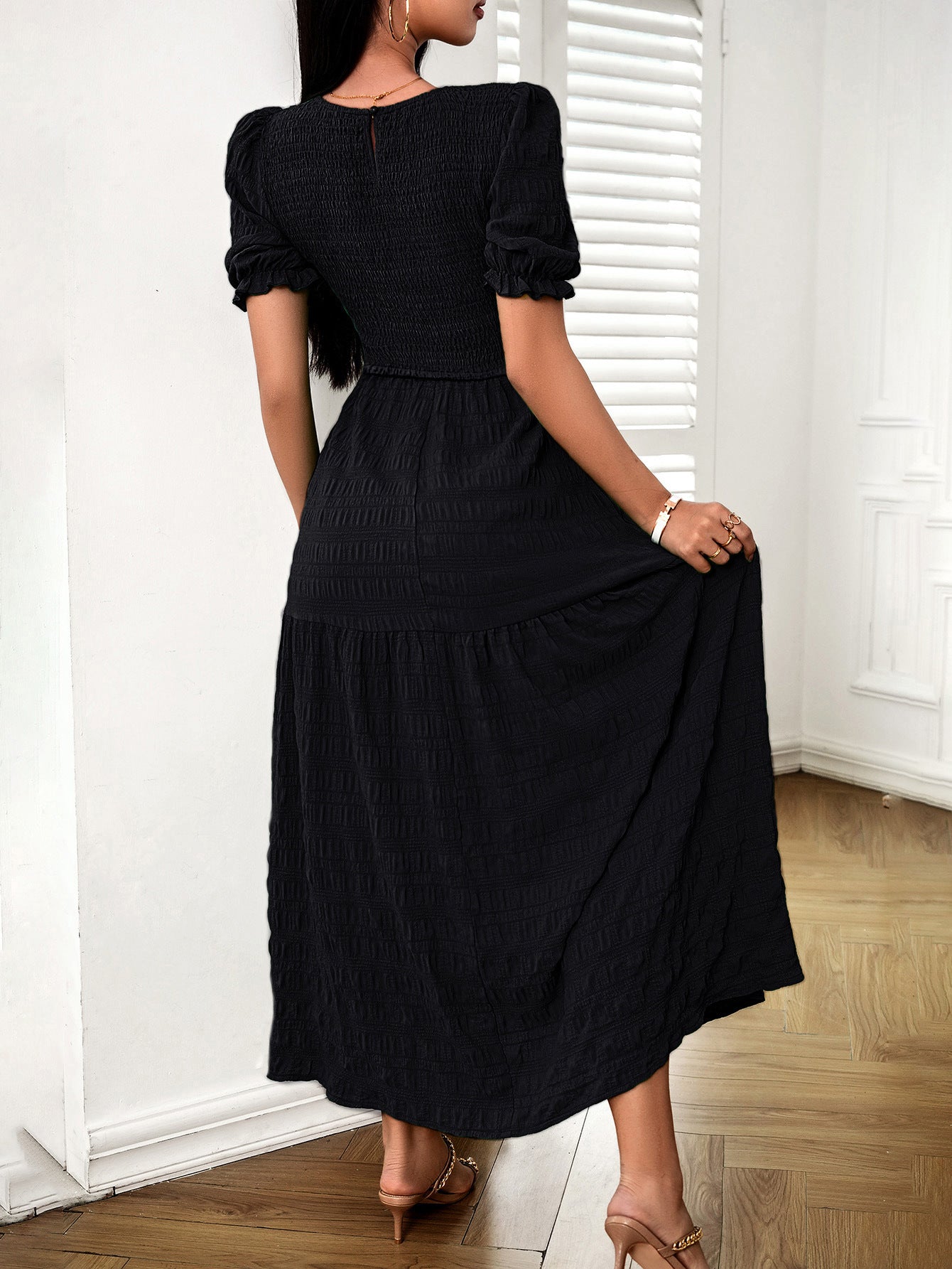 Robe Invitée Mariage Noir à Manches Courtes Encolure Ras du Cou