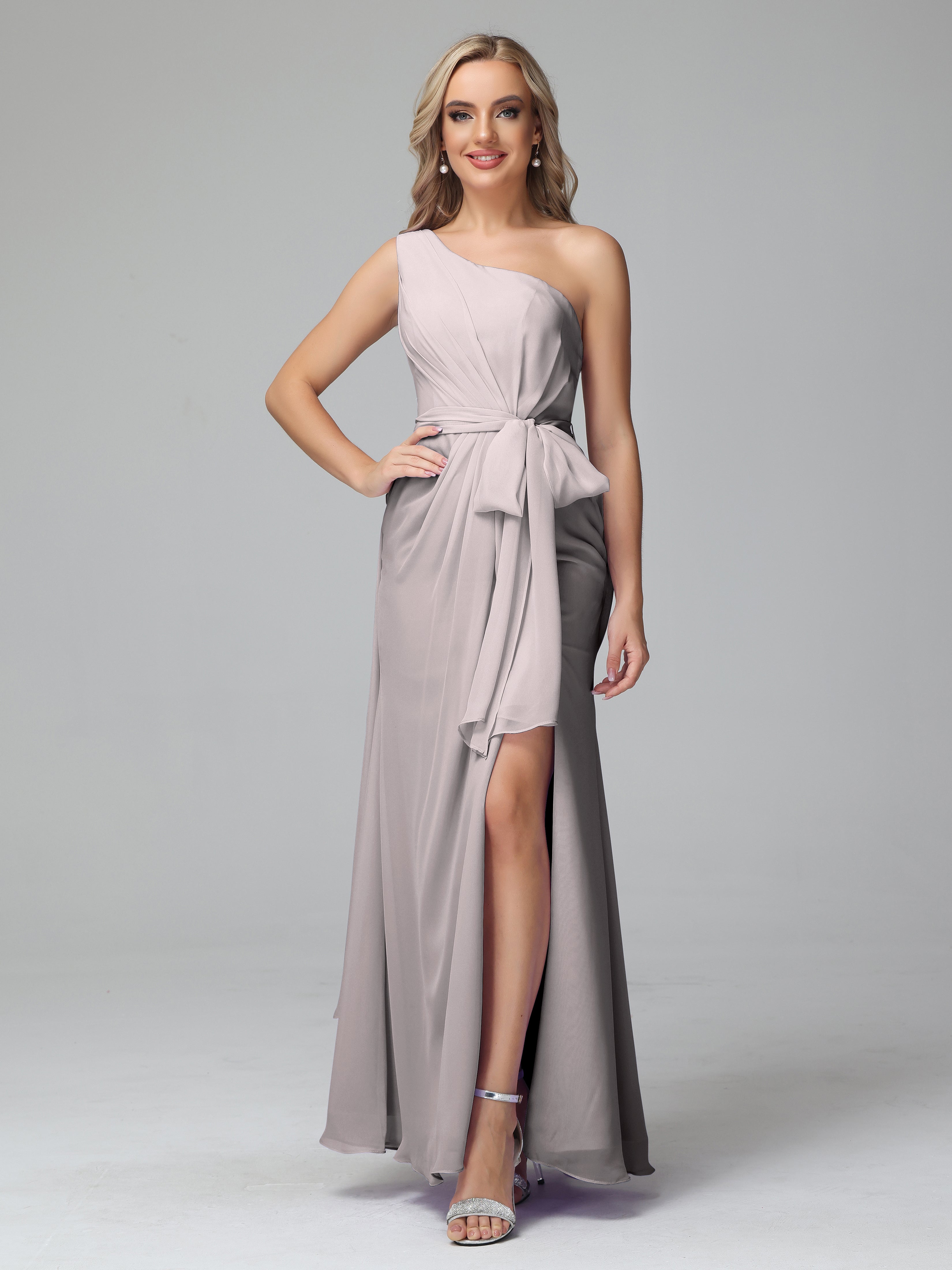 Robe Demoiselle D Honneur Argentée Trapèze Décolleté Asymétrique Mousseline Robe De Demoiselle D'Honneur Avec Plissé