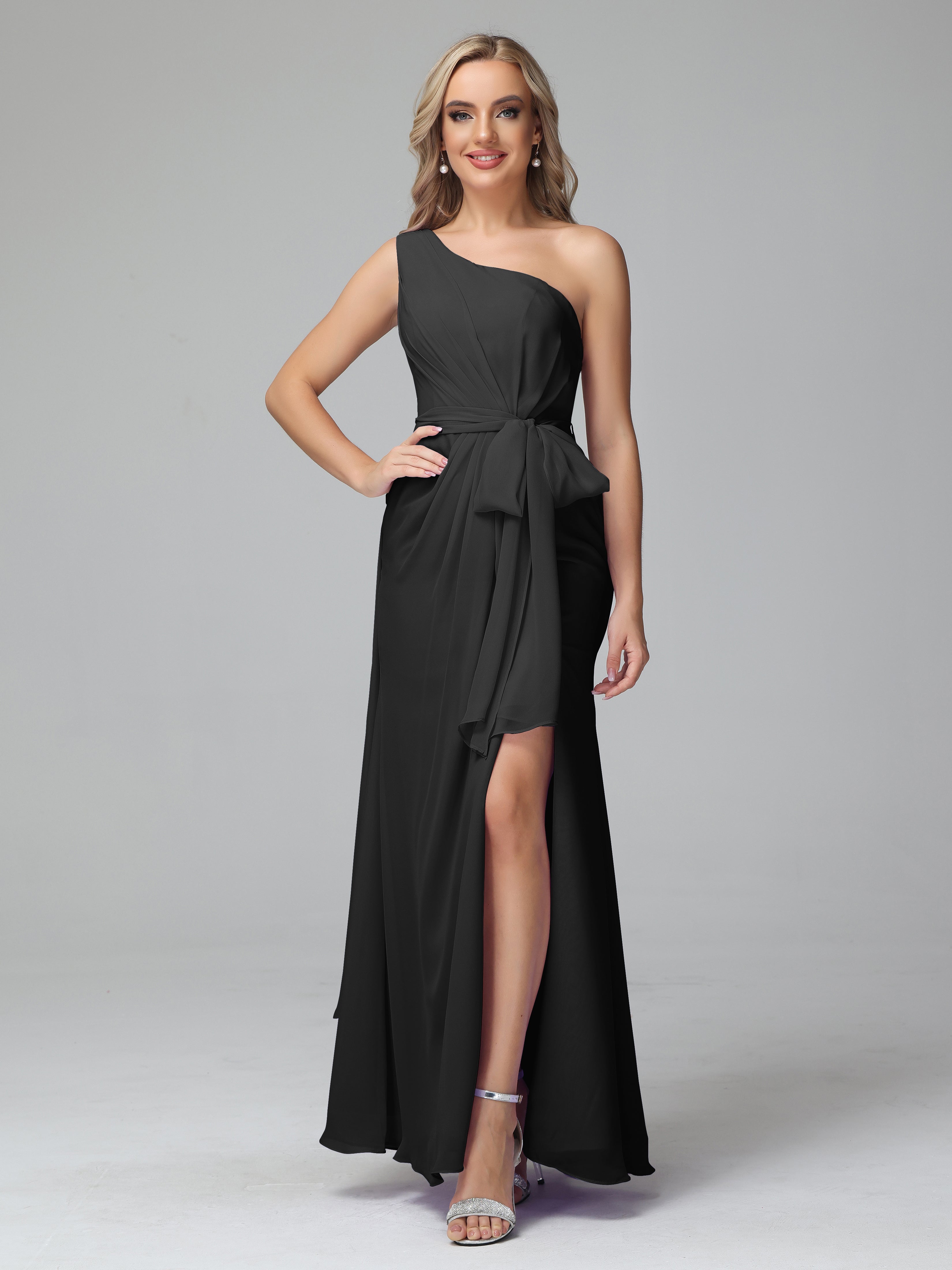 Longues Robes De Demoiselle D'Honneur Noires Trapèze Décolleté Asymétrique Mousseline Robe De Demoiselle D'Honneur Avec Plissé