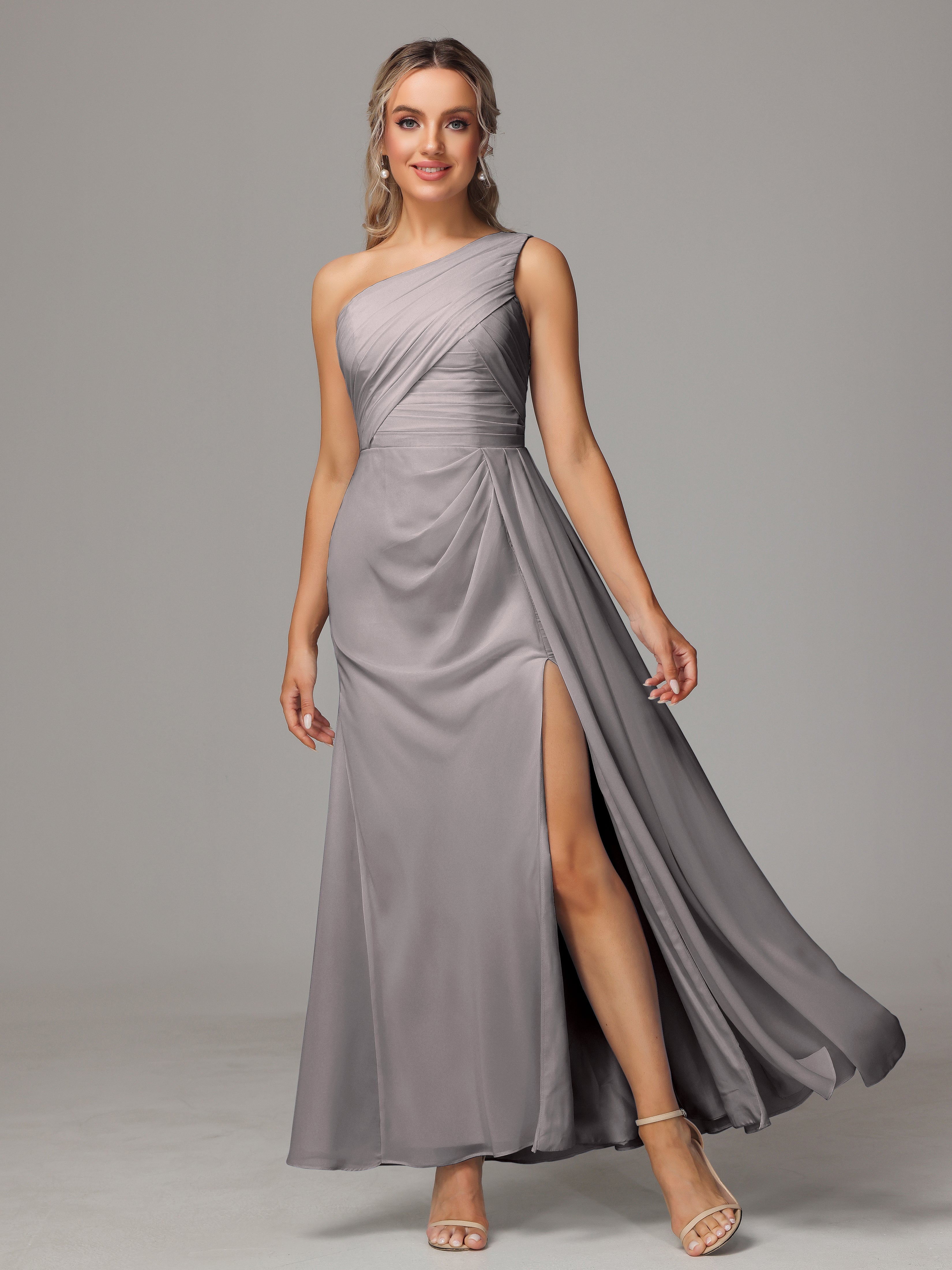 Robes De Demoiselle D'Honneur En Argent Décolleté Asymétrique Trapèze Mousseline Longue Robes Demoiselle D'Honneur Avec Plissé