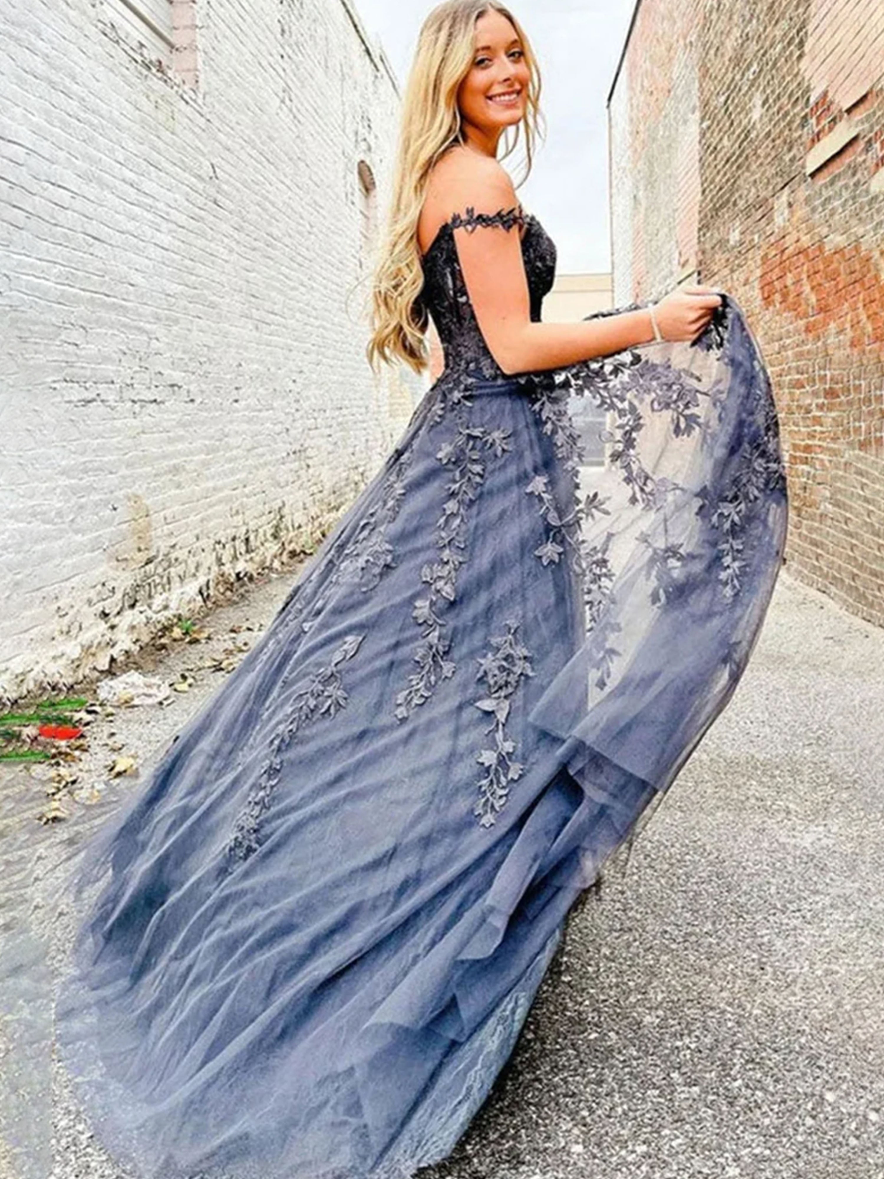 Robe de Bal Gris Acier Épaules Dénudées Encolure Cœur Coupe A à Appliqués Dentelle