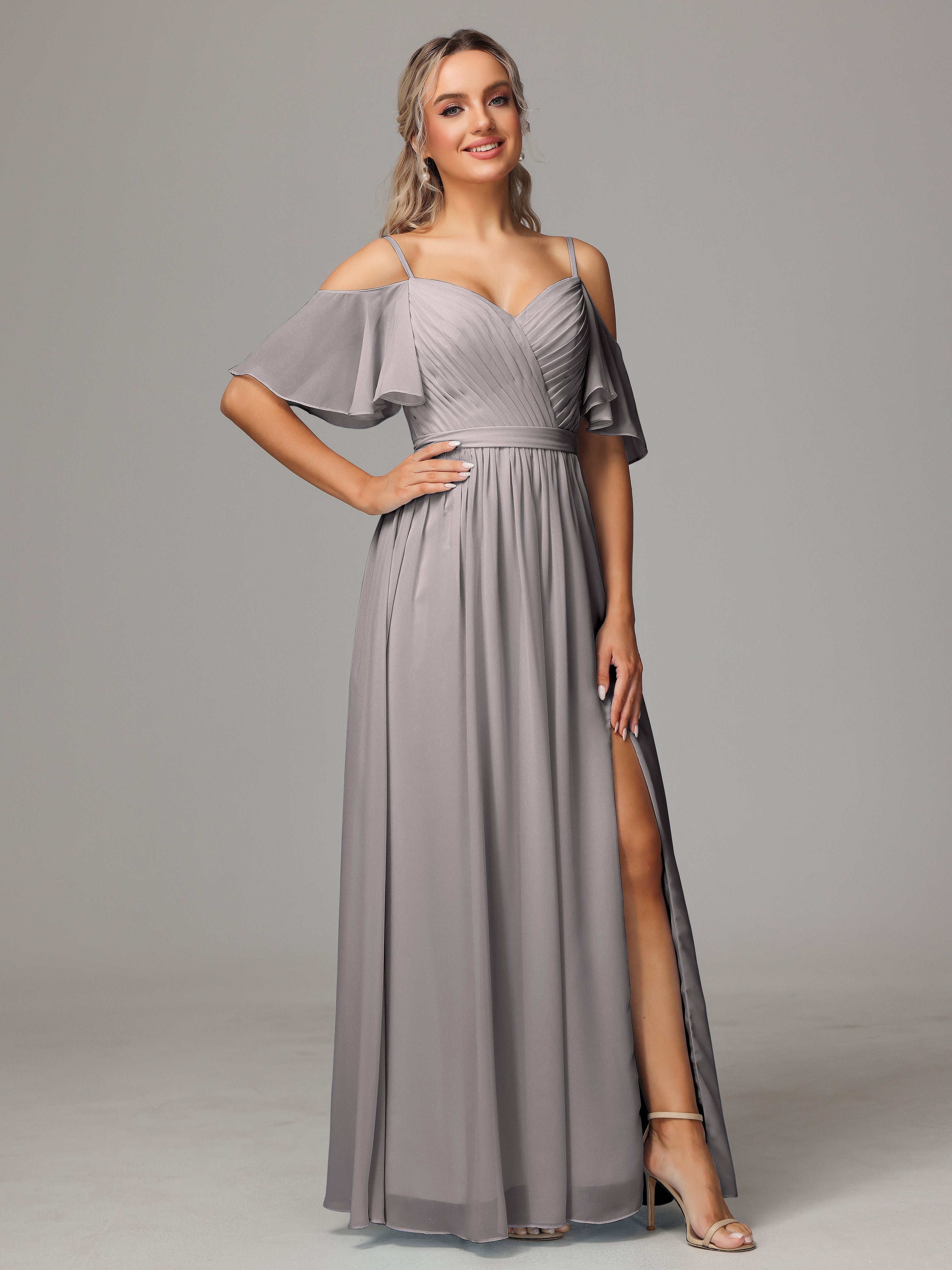 Robe Demoiselle D Honneur Argent Accueil Froid Fendue Trapèze Mousseline Longue Robes Demoiselle D'Honneur Avec Plissé