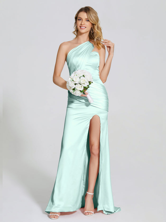 Une épaule fente latérale sirène satin soyeux unique longues robes d'invitées de mariage formelles